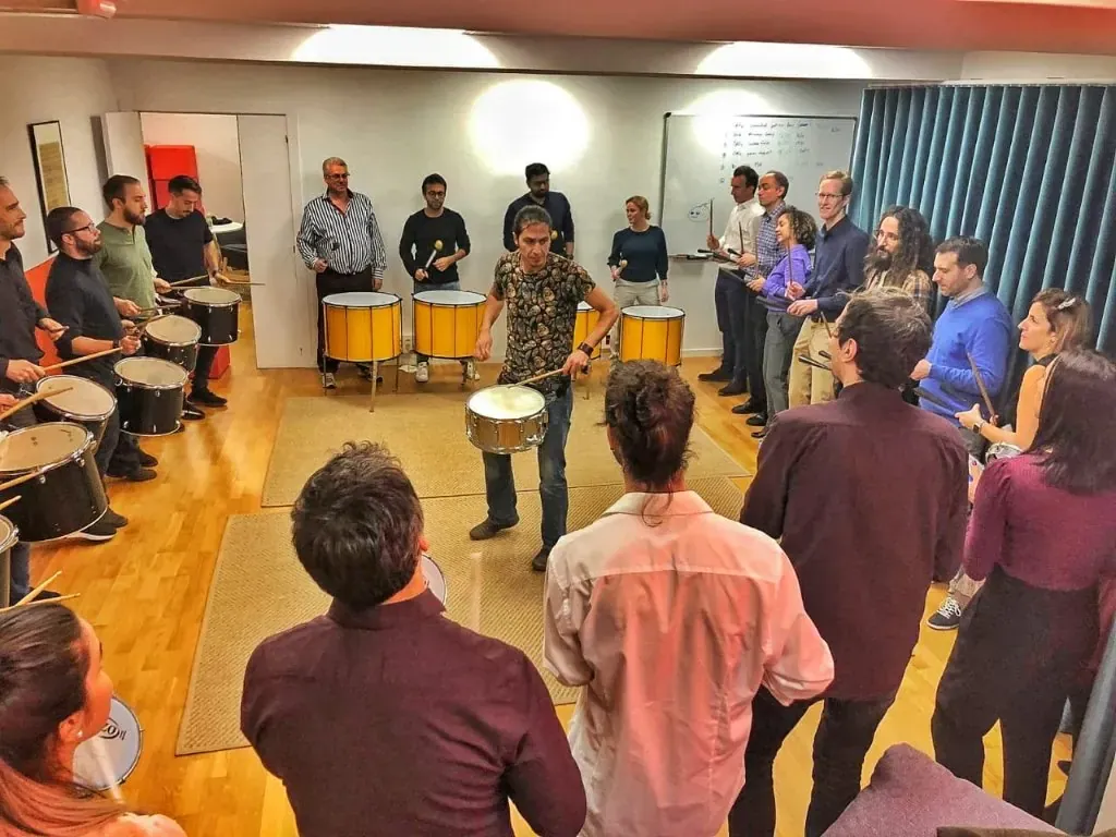 Equip d'empresa posant amb els tambors després d'una experiència TOCART